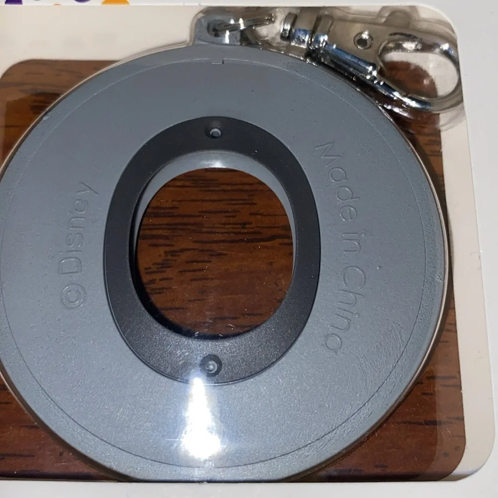 Magic keeper keychain holder for magic band middle pucks